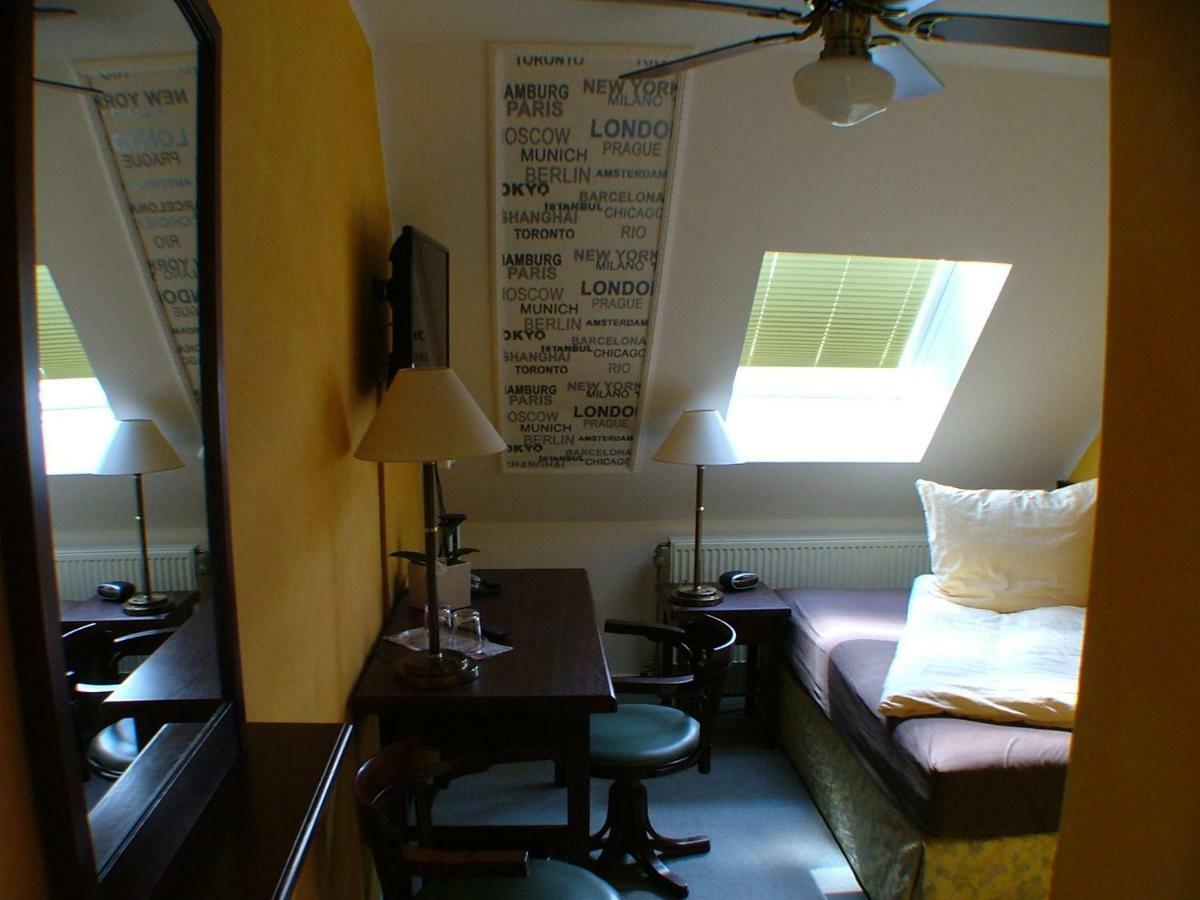 לותרשטאט אייסלבן Hotel Garni Pension Zur Lutherstadt מראה חיצוני תמונה