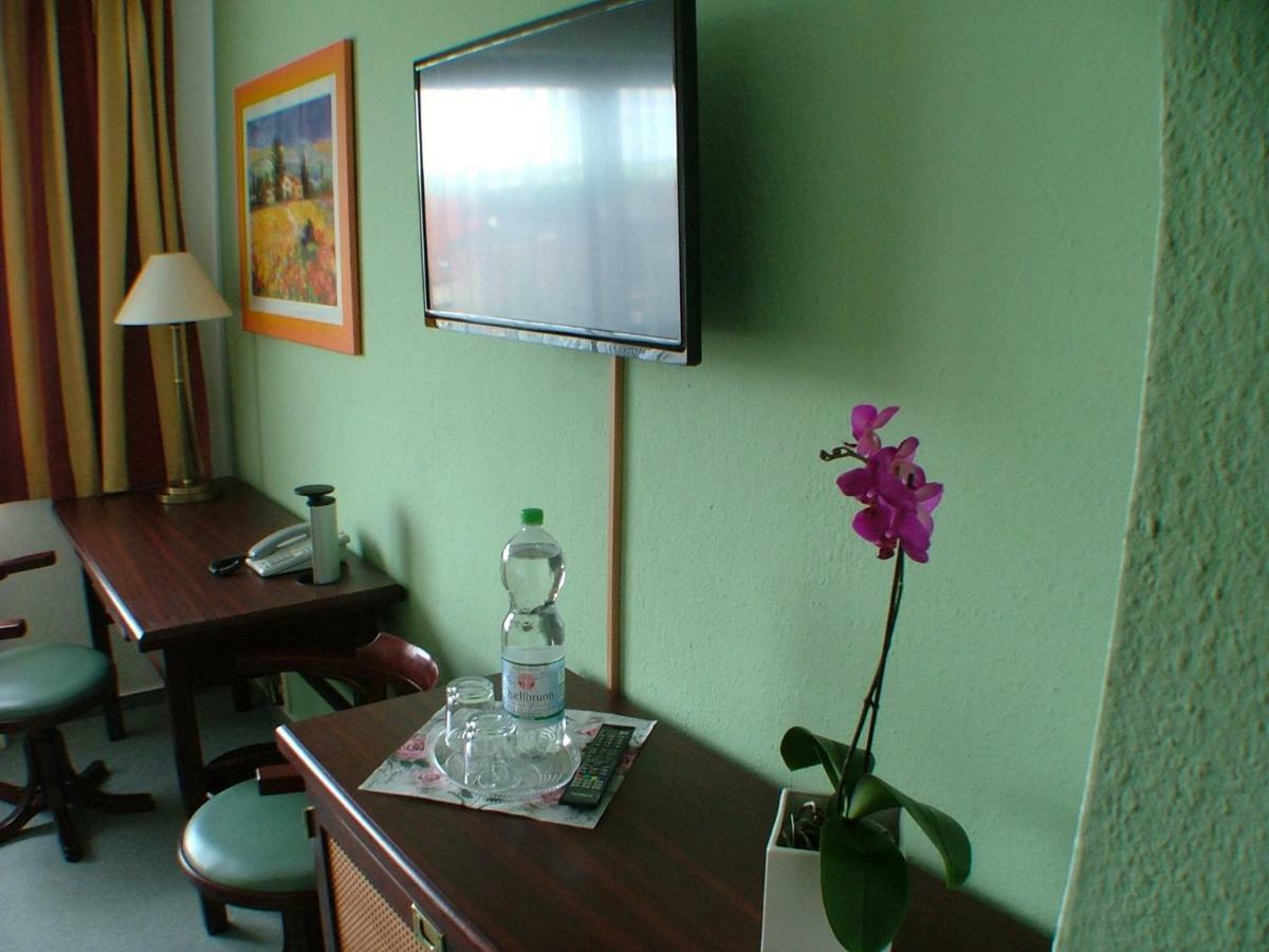 לותרשטאט אייסלבן Hotel Garni Pension Zur Lutherstadt מראה חיצוני תמונה