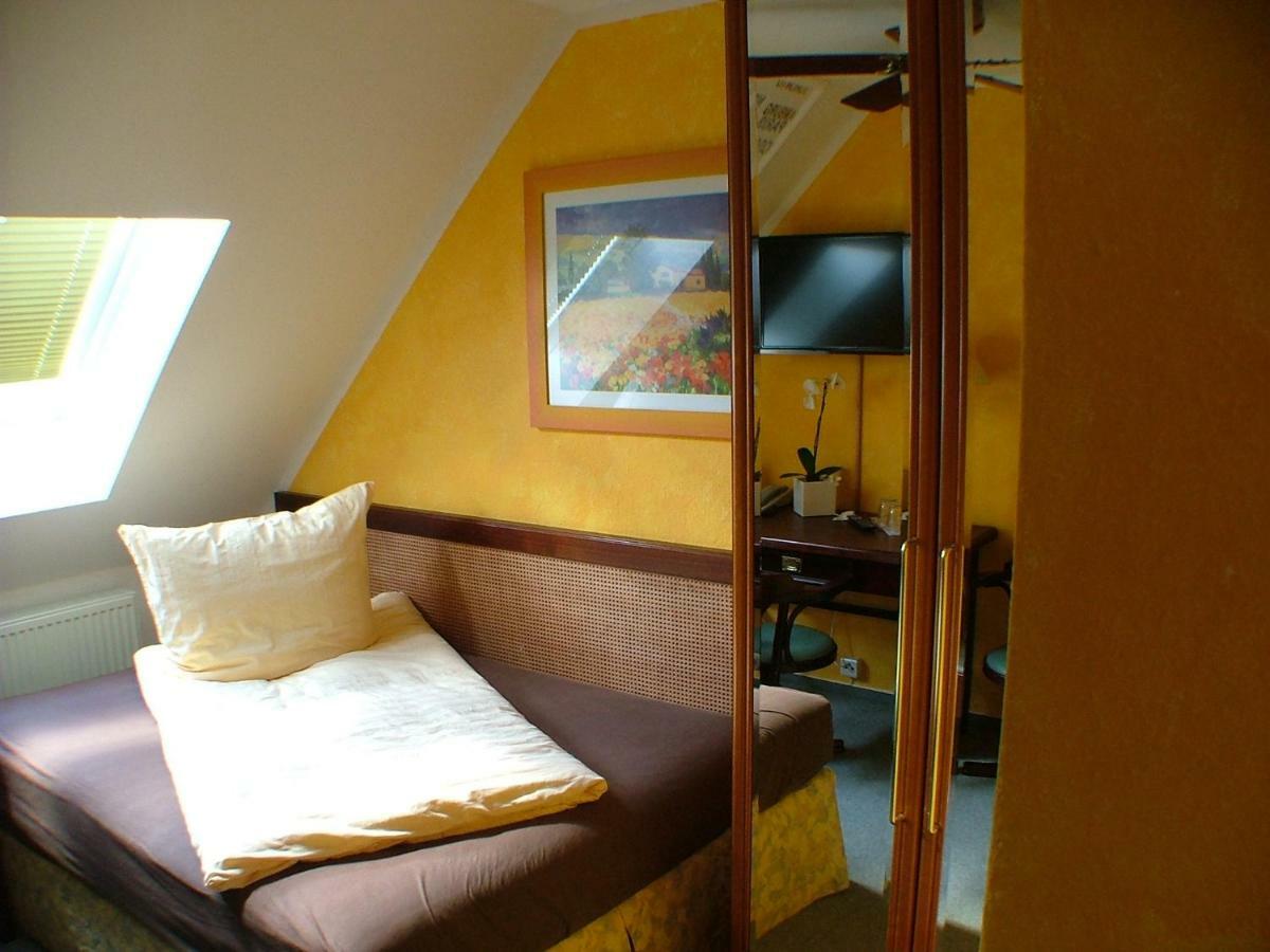 לותרשטאט אייסלבן Hotel Garni Pension Zur Lutherstadt מראה חיצוני תמונה