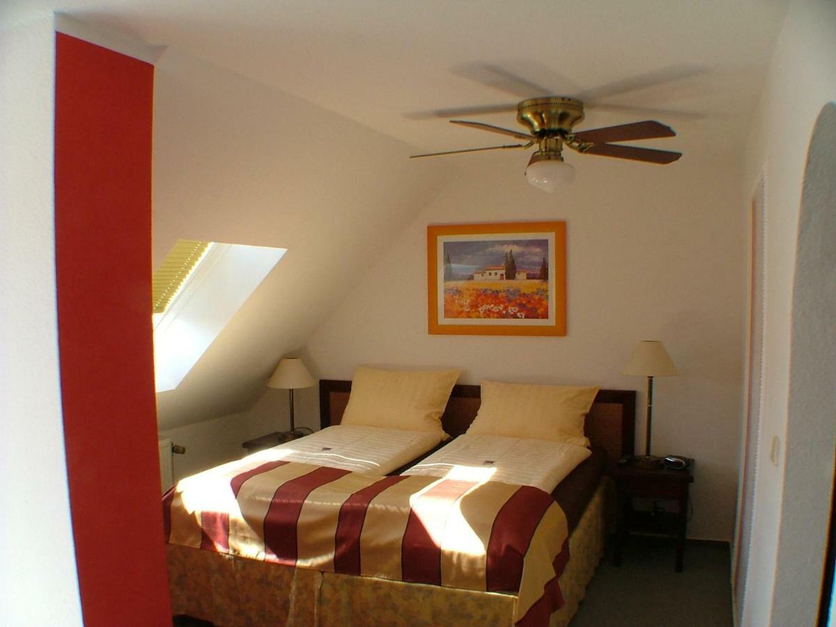 לותרשטאט אייסלבן Hotel Garni Pension Zur Lutherstadt מראה חיצוני תמונה