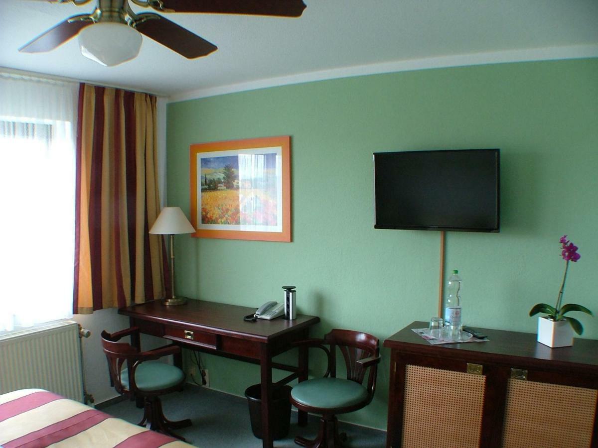 לותרשטאט אייסלבן Hotel Garni Pension Zur Lutherstadt מראה חיצוני תמונה