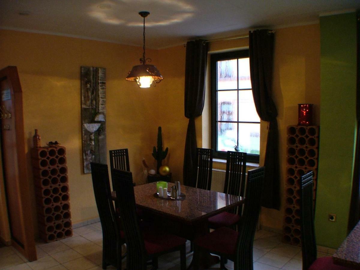לותרשטאט אייסלבן Hotel Garni Pension Zur Lutherstadt מראה חיצוני תמונה