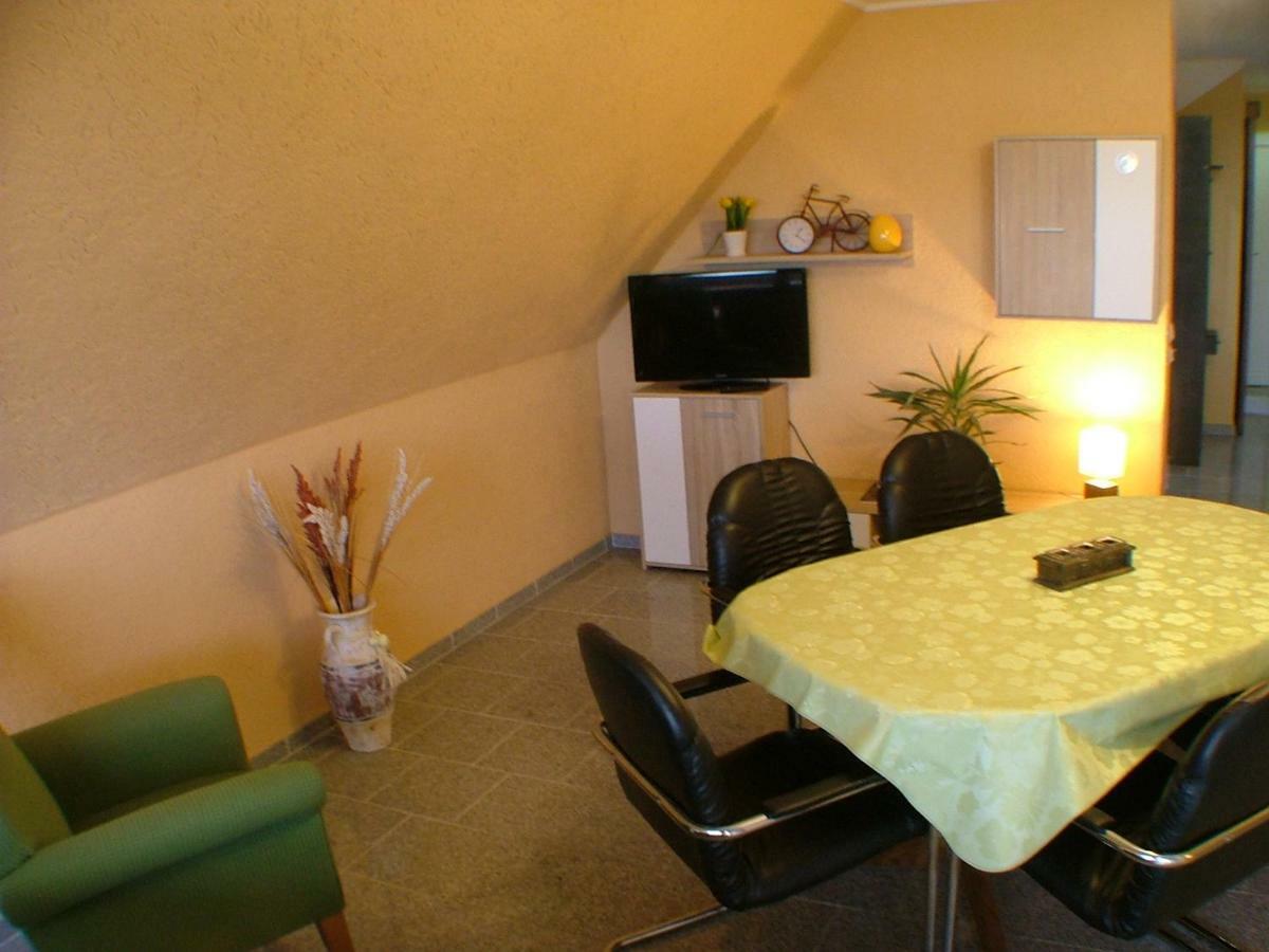 לותרשטאט אייסלבן Hotel Garni Pension Zur Lutherstadt מראה חיצוני תמונה