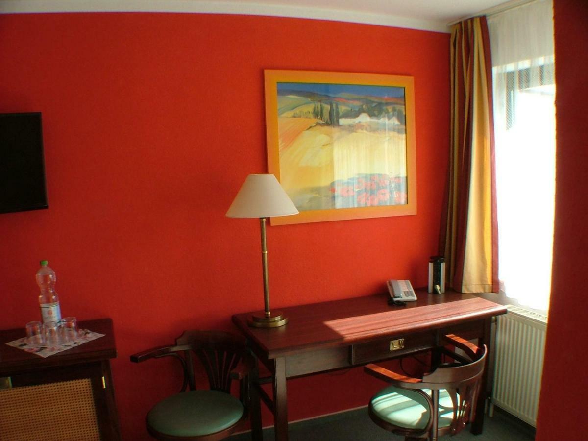 לותרשטאט אייסלבן Hotel Garni Pension Zur Lutherstadt מראה חיצוני תמונה