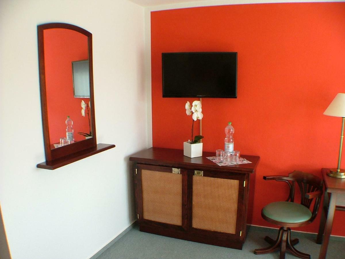 לותרשטאט אייסלבן Hotel Garni Pension Zur Lutherstadt מראה חיצוני תמונה