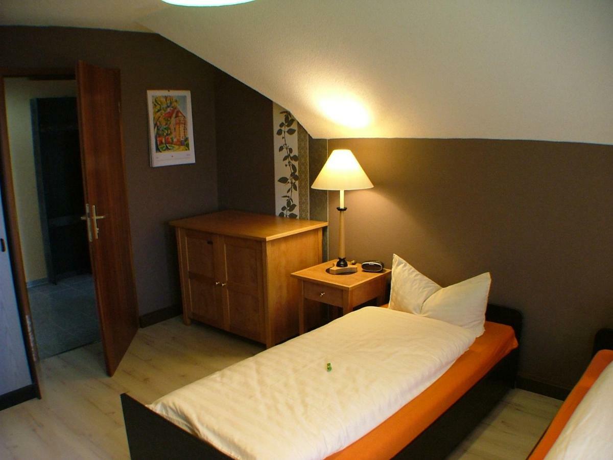 לותרשטאט אייסלבן Hotel Garni Pension Zur Lutherstadt מראה חיצוני תמונה